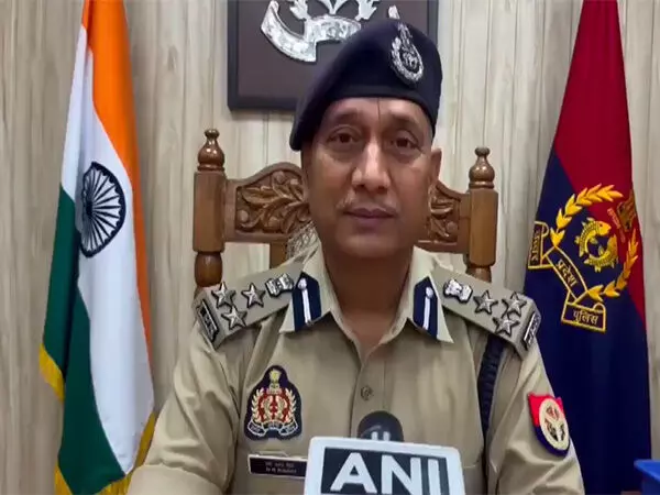 Noida: गोल्फ कोर्स स्टेशन पर मेट्रो ट्रेन के आगे कूदकर महिला ने दी जान Noida: गोल्फ कोर्स स्टेशन पर मेट्रो ट्रेन के आगे कूदकर महिला ने दी जान