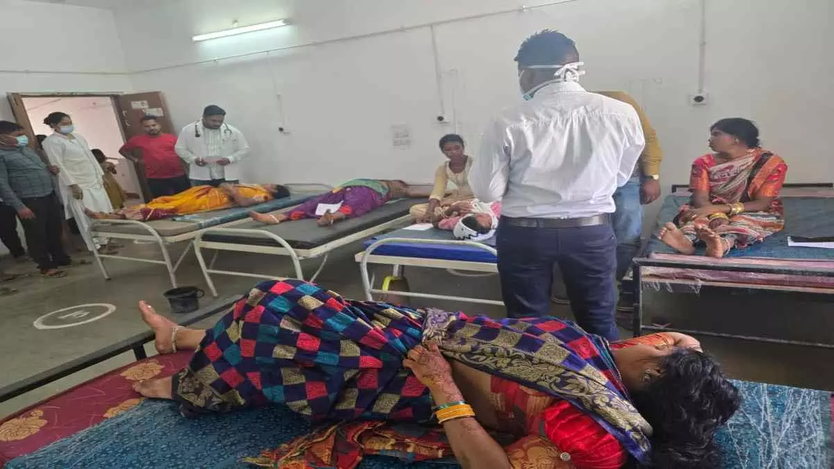 CG: शादी घर का खाना खाकर 15 लोग हुए बीमार CG: शादी घर का खाना खाकर 15 लोग हुए बीमार