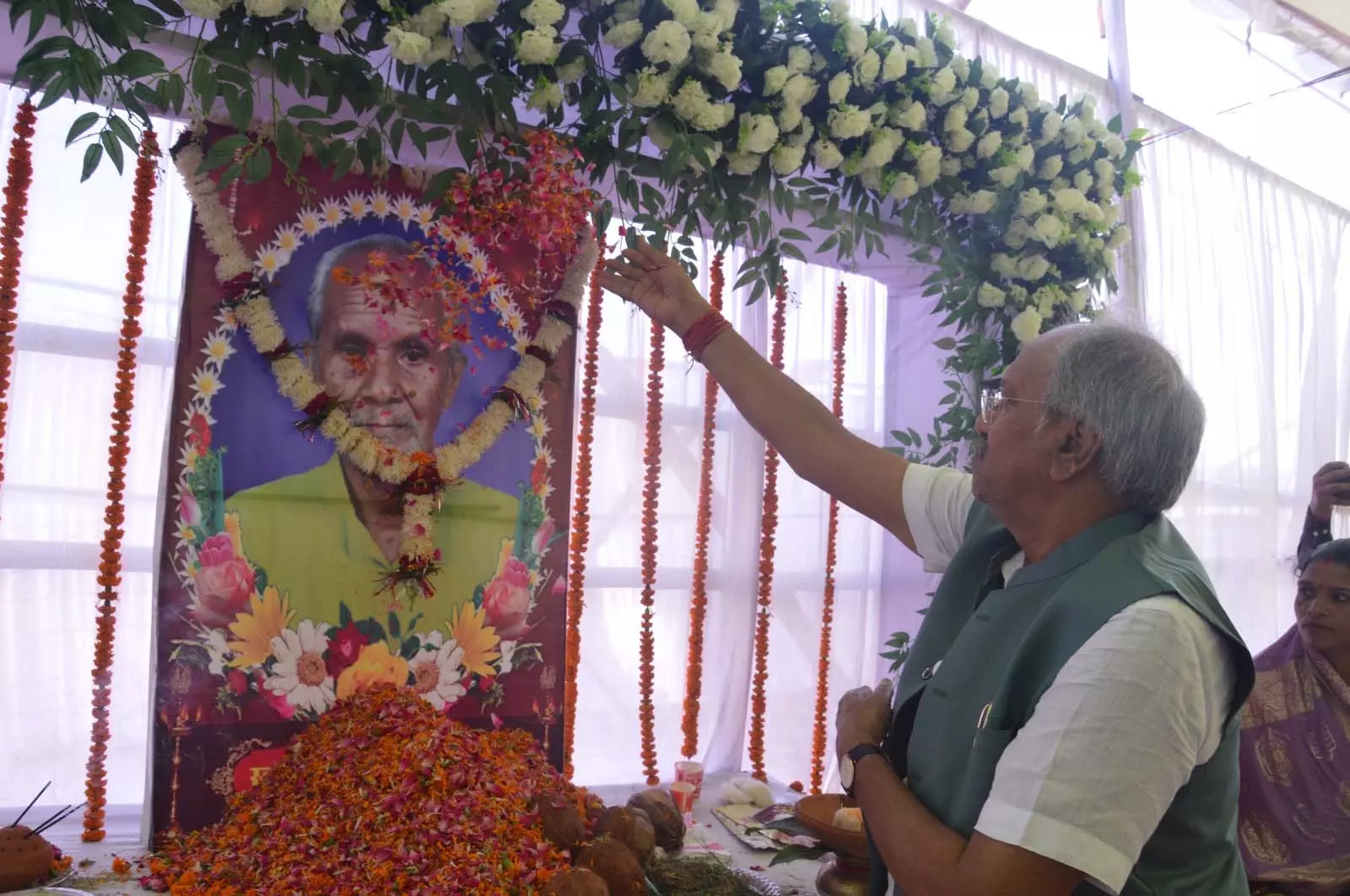 आरएसएस प्रांत प्रचारक के पिता के दशगात्र में पहुंचे सांसद बृजमोहन अग्रवाल ने दी श्रद्धांजलि आरएसएस प्रांत प्रचारक के पिता के दशगात्र में पहुंचे सांसद बृजमोहन अग्रवाल ने दी श्रद्धांजलि