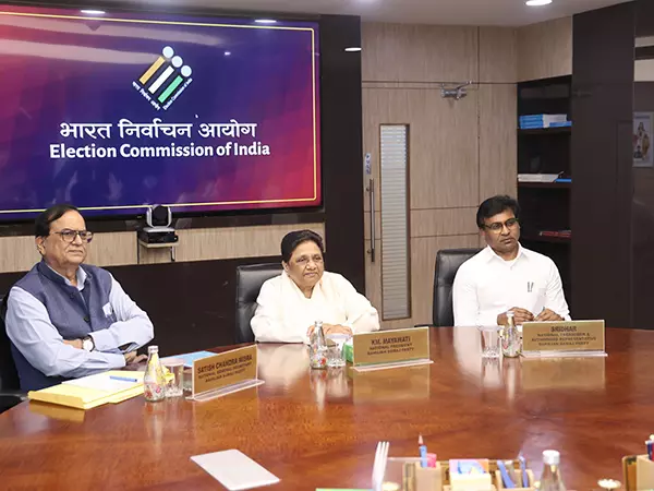 चुनाव आयोग ने दिल्ली में BSP प्रमुख मायावती और पार्टी नेताओं से मुलाकात की चुनाव आयोग ने दिल्ली में BSP प्रमुख मायावती और पार्टी नेताओं से मुलाकात की