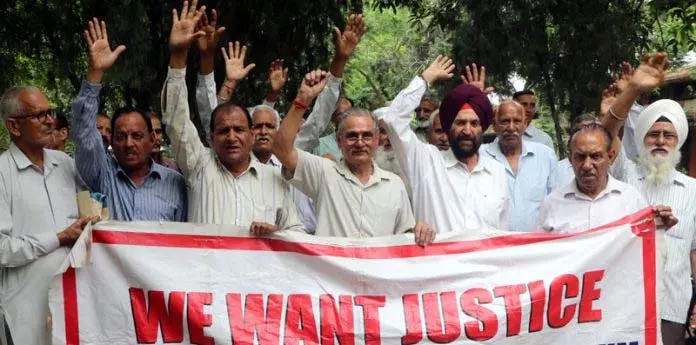 Jammu: पुलिस पेंशनरों ने वेतन विसंगति के खिलाफ प्रदर्शन किया Jammu: पुलिस पेंशनरों ने वेतन विसंगति के खिलाफ प्रदर्शन किया