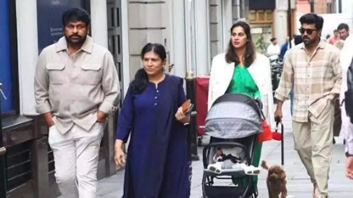 राम चरण की मोम की प्रतिमा के अनावरण के लिए मेगा परिवार लंदन रवाना राम चरण की मोम की प्रतिमा के अनावरण के लिए मेगा परिवार लंदन रवाना