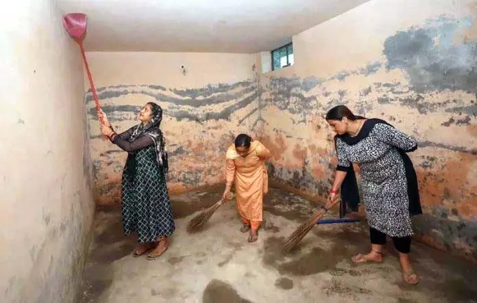 युद्ध की आशंका के बीच Jammu में सीमा पर रहने वाले लोगों ने बंकरों की तत्काल मरम्मत की मांग की युद्ध की आशंका के बीच Jammu में सीमा पर रहने वाले लोगों ने बंकरों की तत्काल मरम्मत की मांग की