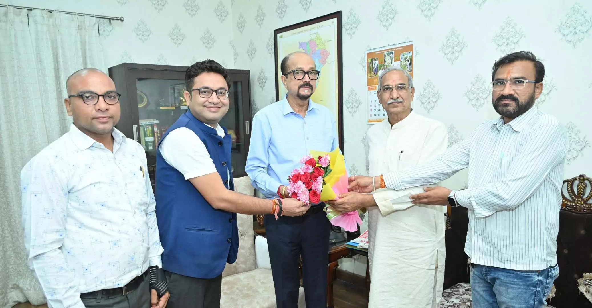 राज्यपाल रमेन डेका से मिले पूर्व सांसद चंदूलाल साहू राज्यपाल रमेन डेका से मिले पूर्व सांसद चंदूलाल साहू