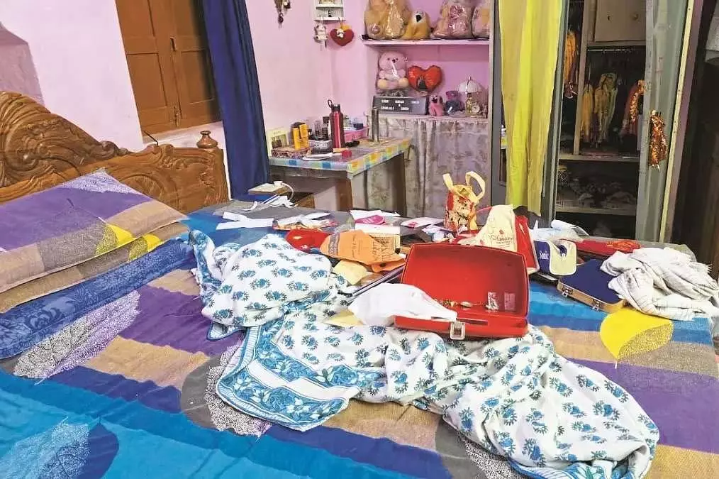 CG NEWS: रिटायर्ड फौजी के घर से लाखों रुपए पार, FIR दर्ज CG NEWS: रिटायर्ड फौजी के घर से लाखों रुपए पार, FIR दर्ज