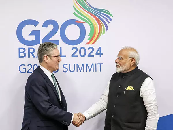 PM Modi ने ऐतिहासिक मुक्त व्यापार समझौते के बाद ब्रिटेन के कीर स्टारमर को भारत आने का दिया निमंत्रण PM Modi ने ऐतिहासिक मुक्त व्यापार समझौते के बाद ब्रिटेन के कीर स्टारमर को भारत आने का दिया निमंत्रण