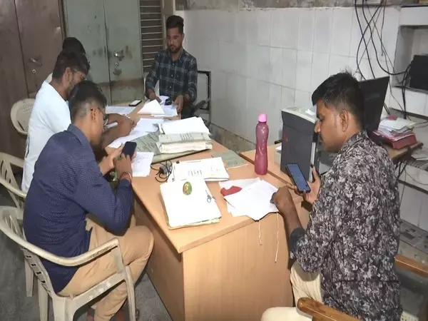 बाड़मेर मॉक ड्रिल के लिए तैयार, स्थानीय लोगों ने सुरक्षा बलों को अटूट समर्थन की पुष्टि की बाड़मेर मॉक ड्रिल के लिए तैयार, स्थानीय लोगों ने सुरक्षा बलों को अटूट समर्थन की पुष्टि की