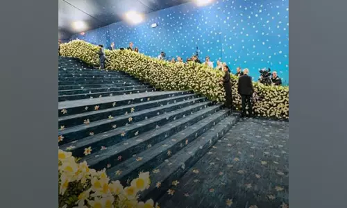 Met Gala 2025 में फ्लोरल ब्लू कार्पेट ने सबको चौंका दिया