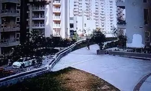 ग्रेटर नोएडा वेस्ट की हाउसिंग सोसाइटी में दर्दनाक हादसा, महिला की हालत गंभीर ग्रेटर नोएडा वेस्ट की हाउसिंग सोसाइटी में दर्दनाक हादसा, महिला की हालत गंभीर