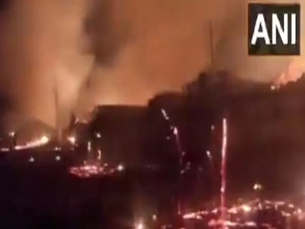 Gujarat: दाहोद में कच्चे मकानों में लगी आग Gujarat: दाहोद में कच्चे मकानों में लगी आग
