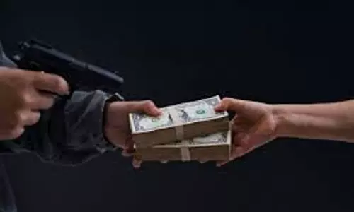 Kolkata में टैक्सी से लूट का बड़ा मामला, 2.66 करोड़ रुपये उड़ाए Kolkata में टैक्सी से लूट का बड़ा मामला, 2.66 करोड़ रुपये उड़ाए