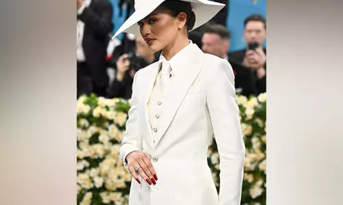 Met Gala 2025: ज़ेंडया ने कस्टम ऑल-व्हाइट पहनावे के साथ सगाई की अंगूठी दिखाई Met Gala 2025: ज़ेंडया ने कस्टम ऑल-व्हाइट पहनावे के साथ सगाई की अंगूठी दिखाई