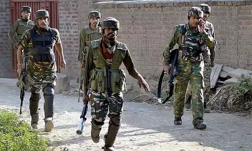 पाकिस्तानी सैनिकों ने लगातार 12वीं रात नियंत्रण रेखा के पास संघर्ष विराम का उल्लंघन किया: भारतीय सेना ने जवाबी कार्रवाई की