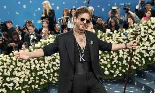 SRK का रॉयल स्टाइल स्टेटमेंट, सब्यसाची के संग