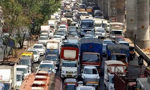 Mumbai : यातायात जाम के कारण यात्रा का समय तीन गुना बढ़ गया, यात्री परेशान