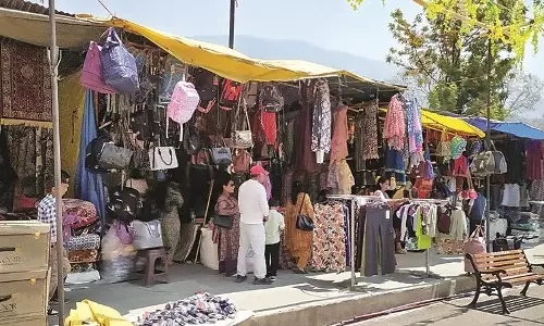 Himachal: पीपल जात्रा में कारोबार पकड़ रहा रफ्तार Himachal: पीपल जात्रा में कारोबार पकड़ रहा रफ्तार