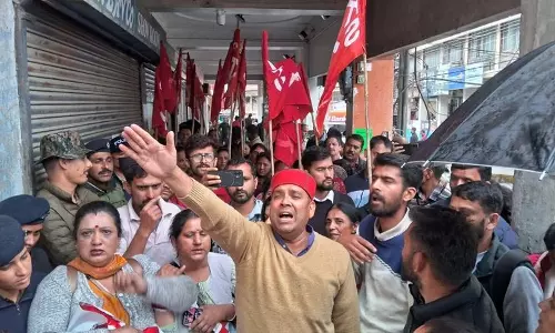 Himachal: वेतन और कार्यस्थल पर उत्पीड़न को लेकर एम्बुलेंस कर्मचारियों का विरोध प्रदर्शन