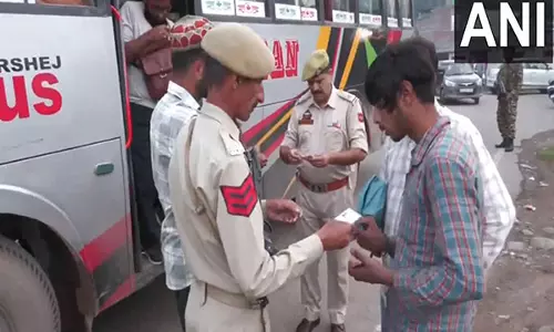 सीमा पर बढ़ते तनाव के बीच Poonch और राजौरी में सुरक्षा बढ़ाई गई, वाहनों की जांच की गई