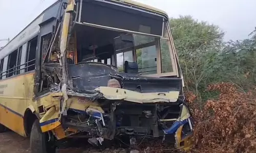 कराईकुडी में सरकारी बस-दूध ट्रक की टक्कर: 3 की मौत कराईकुडी में सरकारी बस-दूध ट्रक की टक्कर: 3 की मौत