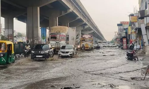 Chandigarh: 2 घंटे की बारिश से जीरकपुर की सड़कें जलमग्न, यात्री परेशान