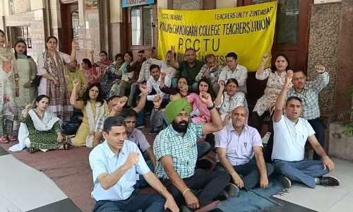 Amritsar: दो साल बाद भी शिक्षक संशोधित वेतन के लिए संघर्ष कर रहे
