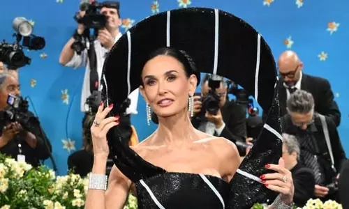 Demi Moore: नेक टाई ड्रेस ने मेट गाला में बिखेरा जलवा