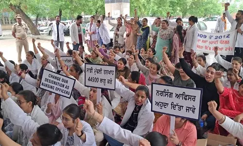 GMC स्टाफ नर्सों ने निकाली रैली, संशोधित वेतन ग्रेड की मांग GMC स्टाफ नर्सों ने निकाली रैली, संशोधित वेतन ग्रेड की मांग