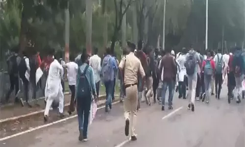 Bihar CM के आवास के बाहर BPSC उम्मीदवारों ने किया प्रदर्शन, पुलिस ने प्रदर्शनकारियों पर किया लाठीचार्ज Bihar CM के आवास के बाहर BPSC उम्मीदवारों ने किया प्रदर्शन, पुलिस ने प्रदर्शनकारियों पर किया लाठीचार्ज