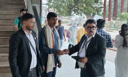 Dhanbad: बिना टिकट यात्रा करने वाले 111 यात्रियों से धनबाद मंडल में रेलवे ने वसूला जुर्माना Dhanbad: बिना टिकट यात्रा करने वाले 111 यात्रियों से धनबाद मंडल में रेलवे ने वसूला जुर्माना