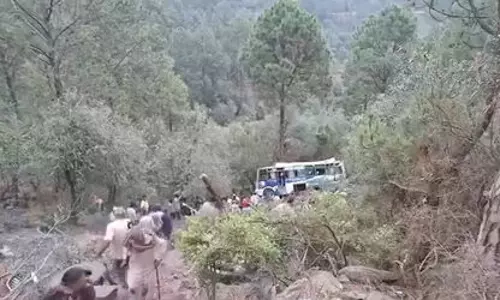 खाई में गिरी बस, दो की मौत 40 घायल, VIDEO