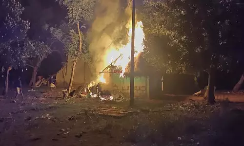 अलंगुडी के पास दो पक्षों के बीच झड़प: झोपड़ियों और वाहनों में आग लगा दी गई
