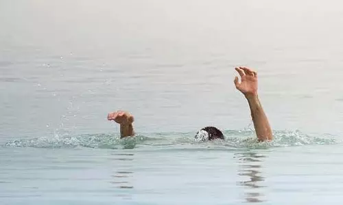 तूतीकोरिन में एक ऑटो चालक समेत दो लोग समुद्र में डूबे तूतीकोरिन में एक ऑटो चालक समेत दो लोग समुद्र में डूबे
