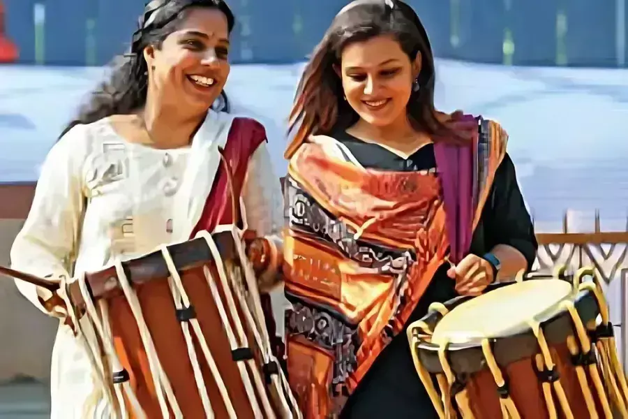 Kerala : अश्वथी और अर्चना ने चेंदा बजाने वाली पहली महिला बनकर इतिहास रच दिया Kerala : अश्वथी और अर्चना ने चेंदा बजाने वाली पहली महिला बनकर इतिहास रच दिया