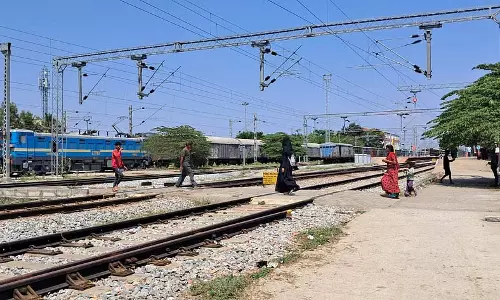 Davanagere: हरिहर रेलवे स्टेशन पर लोगों की जान जा रही
