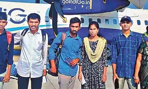 AP: विजयनगरम के शिक्षक ने वादा पूरा किया, शीर्ष छात्रों को उड़ान पर ले गए