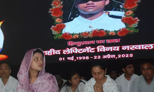 Women पैनल ने ट्रोलिंग की निंदा की, लेफ्टिनेंट नरवाल की पत्नी के साथ खड़ा हुआ Women पैनल ने ट्रोलिंग की निंदा की, लेफ्टिनेंट नरवाल की पत्नी के साथ खड़ा हुआ