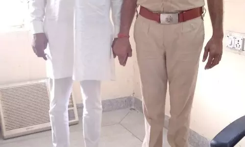 सरकारी अधिकारी को धमकाने के आरोप में मुख्यमंत्री का फर्जी OSD गिरफ्तार सरकारी अधिकारी को धमकाने के आरोप में मुख्यमंत्री का फर्जी OSD गिरफ्तार