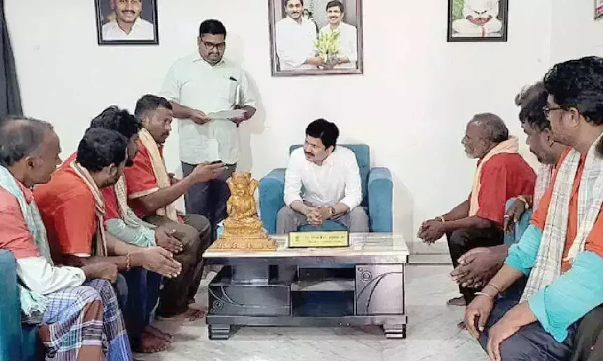 Andhra: आधुनिकीकरण से आजीविका को खतरा, कुलियों ने समर्थन मांगा Andhra: आधुनिकीकरण से आजीविका को खतरा, कुलियों ने समर्थन मांगा