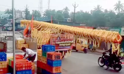 Kerala : सद्भावना के प्रतीक के रूप में मंदिर में एक विशाल ध्वज फहराया गया Kerala : सद्भावना के प्रतीक के रूप में मंदिर में एक विशाल ध्वज फहराया गया