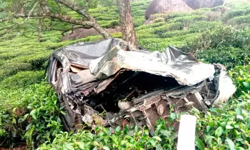 Kerala : कार के खड्ड में गिरने से नौ लोग घायल
