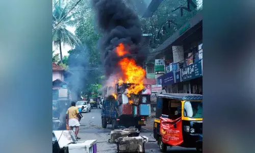 अंगड़ी के बाहर चलती लॉरी में लगी आग; सामान जला दिया गया अंगड़ी के बाहर चलती लॉरी में लगी आग; सामान जला दिया गया