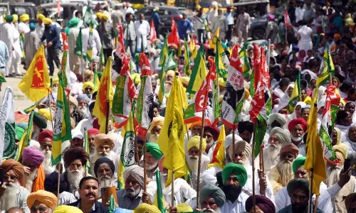 Punjab : किसानों ने पुलिस की नाकेबंदी को तोड़ा कड़ी सुरक्षा