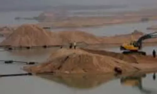 GOA: ज़ेल्वोना-कुरचोरेम में अवैध रेत खनन का भंडाफोड़, हाई-टेक सक्शन पंप जब्त GOA: ज़ेल्वोना-कुरचोरेम में अवैध रेत खनन का भंडाफोड़, हाई-टेक सक्शन पंप जब्त