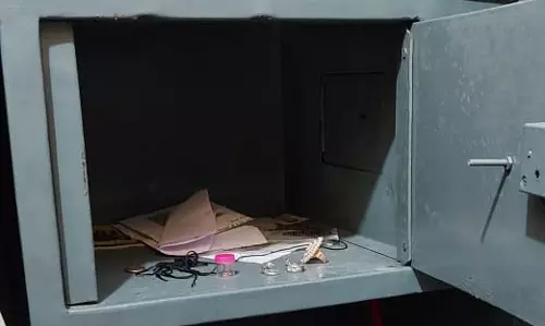 Jalaun: चोरों ने सरकारी डॉक्टर के आवास में लाखों की चोरी की, पुलिस जांच में जुटी Jalaun: चोरों ने सरकारी डॉक्टर के आवास में लाखों की चोरी की, पुलिस जांच में जुटी