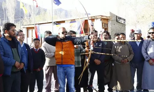 Leh स्कूल में तीरंदाजी उपकरण वितरित Leh स्कूल में तीरंदाजी उपकरण वितरित