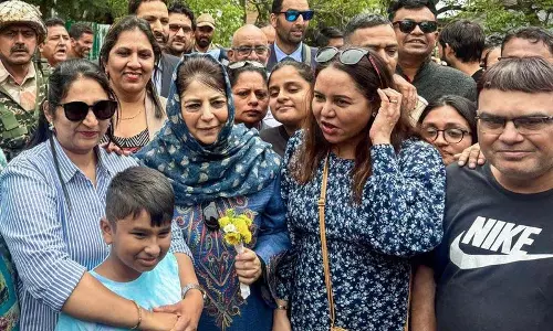 Mufti ने पहलगाम में स्थानीय लोगों से मुलाकात की, ‘अन्यायपूर्ण’ कार्रवाई की निंदा की