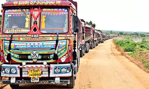 Telangana: खदानों में रेत भरकर तेज गति से सड़कों पर दौड़ती लॉरियां जिंदगियां तबाह कर रही Telangana: खदानों में रेत भरकर तेज गति से सड़कों पर दौड़ती लॉरियां जिंदगियां तबाह कर रही