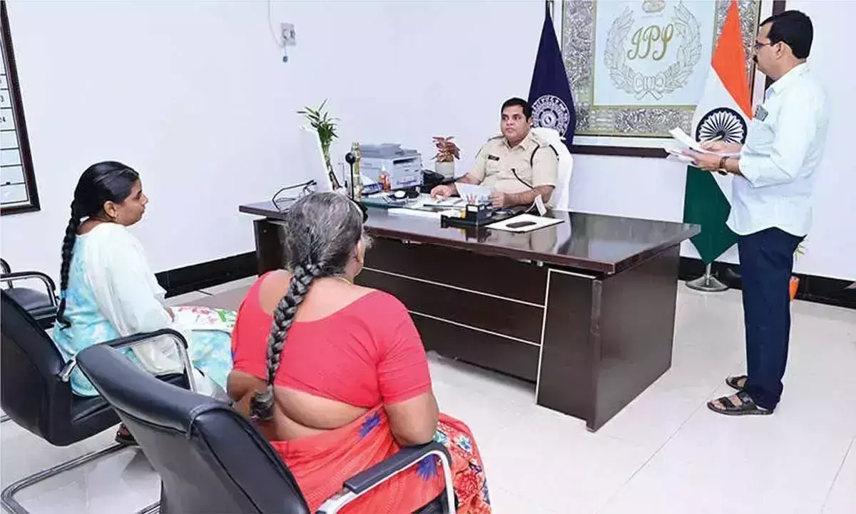 एसपी ने PGRS में लोगों की शिकायतों का समाधान किया