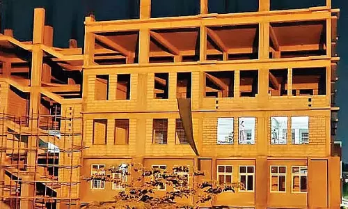 बिल्डिंग बायलॉज का उल्लंघन: 7 मंजिला इमारत की बिजली काट दी गई