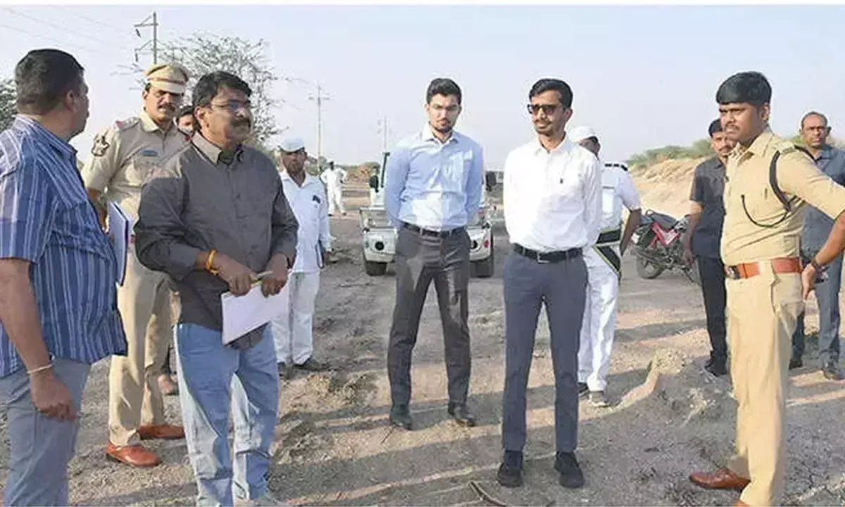 CM के दौरे से पहले बाबुओं ने हंड्री-नीवा नहर के कार्यों का निरीक्षण किया